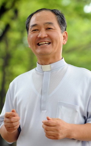 ▲ 13일 문을 열고 본격 활동에 나선 대구가톨릭대 다문화가정지원센터장 김명현 신부.