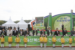 ▲ 포항에서 울산을 잇는 동해남부선 철도 복선 공사 기공식이 23일 오후 각계 인사와 주민들이 참석한 가운데 포항 흥해 신포항역사 예정지에서 열렸다. 포항시 제공