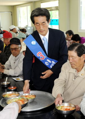 ▲ 경상북도 교육감 보궐선거에 출마한 이영우 후보가 23일 경주의 한 무료급식소에서 봉사활동을 벌이며 소중한 한 표를 호소하고 있다. 이채근기자 mincho@msnet.co.kr