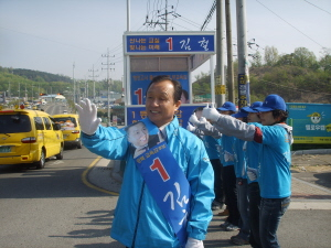 ▲ 칠곡 왜관읍 우방네거리에서 출근길 시민들에게 인사하는 김철 도교육감 후보.