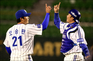 24일 대구시민야구장에서 열린 프로야구 경기에서 삼성 라이온즈가 KIA 타이거즈에 6대5로 역전승을 거둔 뒤 역전 투런 홈런의 주인공인 포수 진갑용과 9회말에 등판해 승리를 지킨 마무리 투수 오승환이 특유의 승리 세리머니를 하고 있다. 삼성 라이온즈 제공