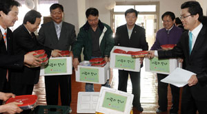 ▲사랑의 반찬 나누기 운동 자원봉사자들이 22일 오전 대구 서현교회에서 반찬통을 나눠 담고 있다. 성일권기자 sungig@msnet.co.kr