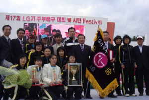 ▲ 21일 열린 LG주부배구대회에서 2연패를 달성한 구미 인동동 주부배구선수단. 인동동사무소 제공
