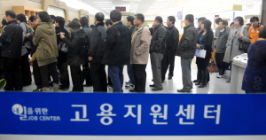 ▲ 대구북부종합고용지원센터는 꾸준한 홍보로 전국에서 가장 높은 수준의 고용상담지원 신청을 접수하고 있다. 이곳은 항상 고용상담 및 실업급여 신청자들로 붐빈다. 매일신문 자료사진