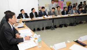 ▲ SI 유관기관 비상대책회의가 29일 대구시 고혈압 당뇨병 광역교육정보센터에서 열려 8개 구·군 보건소장을 비롯한 지역 종합병원, 공항 등 보건위생 관련 담당자들이 대책을 논의하고 있다. 정운철기자 woon@msnet.co.kr