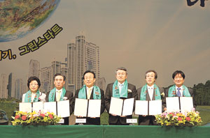 ▲포항문화예술회관에서 김관용 경북도지사와 박승호 포항시장, 이상천 경북도의회 의장 등이 