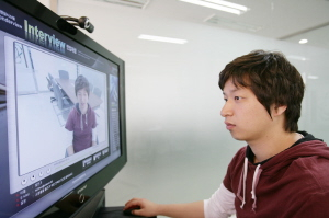 ▲ 경북대 잡 플라자에서 한 학생이 셀프면접기로 녹화한 자신의 면접 모습을 보며, 취약점을 파악하고 있다. 경북대 제공