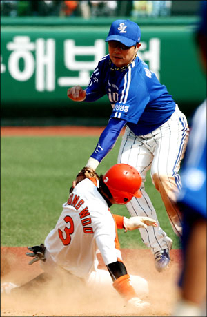 5일 대전구장에서 열린 프로야구 경기에서 한화 이글스의 강동우가 4회말 1사 1루 때 1루 주자로 나가 있다가 삼성 라이온즈 유격수 박진만의 태그에 앞서 2루 도루에 성공하고 있다. 삼성 라이온즈 제공