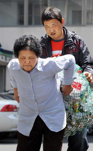 만성 신부전증으로 2004년부터 투병 중인 정돌방(36·경주 현곡면 소현1리)씨의 병원비를 감당하기 위해 아파트 청소부로 일하고 있는 임필분(78) 할머니. 무거운 짐을 옮기는 일이 힘에 부치지만 그래도 막내 아들을 위해 일을 할 수 있어 감사하다고 했다. 김태형기자 thkim21@msnet.co.kr