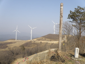 ▲ 영양 석보면 맹동산 정상부가 풍력발전기 조성과 도로 개설로 숲이 사라지고 누런 흙을 드러낸 채 산이 두 조각난 형상을 보이고 있다.