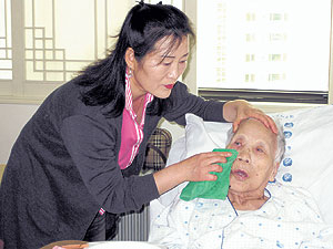 ▲ 치매를 앓고 있는 시어머니를 5년 동안 보살피고 있는 김미경씨는 