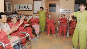 ▲ 노인전문요양원인 여래원 입소 어르신들이 요양 보호사와 함께 건강 체조와 신나는 율동으로 즐거운 시간을 보내고 있다. 성일권기자 sungig@msnet.co.kr
