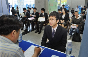 ▲ 일자리 창출 박람회가 7일 오후 대구경북지방중소기업청 로비에서 열려 구인 업체 담당자들이 구직자들과 면접을 하고 있다. 김태형기자 thkim21@msnet.co.kr