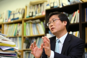 ▲ 변창흠 교수가 그의 연구실에서 지방분권의 올바른 방향에 대해 설명하고 있다.