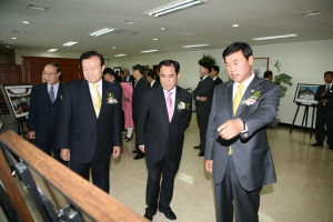 ▲ 김천시의회 박일정 의장이 박보생 김천시장과 역대 시의원들을 \