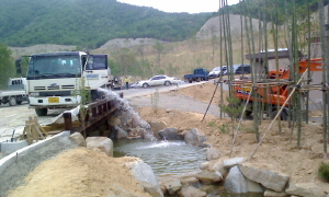 ▲ 마무리 공사가 한창인 경북 칠곡군 왜관읍 골프장에 살수차들이 낙동강 물을 퍼다 날라 방류하고 있다.