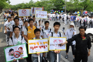▲ 14일 대구 심인중학교 학생들이 대명동 교정에서 두류공원까지 흡연 및 약물 오남용 금지 가두 캠패인을 벌이고 있다. 김태형기자 thkim21@msnet.co.kr