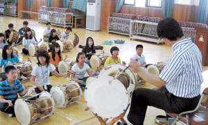 ▲대구지묘초교를 방문한 중국 학생들이 사물놀이를 배우며 한국문화를 체험하고 있다. 지묘초교 제공