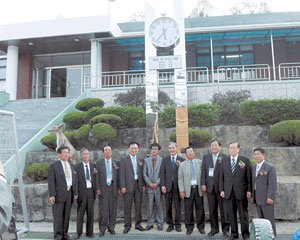 ▲개교 70주년을 맞은 영전초등학교 교정에 이승수(왼쪽에서 다섯번째) 교수가 후배들을 위해 시계탑을 기증했다.