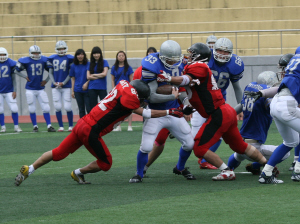 ▲ 23일 대구한의대 구장에서 열린 2009년 대구경북미식축구 춘계 대학리그 3주차 경기에서 계명대의 러닝백 김대수(33번)가 돌진하자 대구한의대 수비 조현석(82번)과 이강희(88번)가 태클로 저지하고 있다. 대한미식축구협회 제공