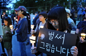 ▲ 노무현 전 대통령을 추모하는 분향소가 24일 대구 2·28기념공원에 차려져 많은 시민들이 촛불과 피켓을 들고 묵념하고 있다. 이채근기자 mincho@msnet.co.kr