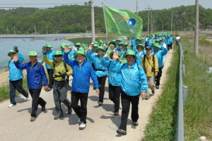 ▲ 김천시 공무원들로 구성된 감천 2백리 도보탐방단이 19일 구성면 하원교에서 대덕면 중산 숲까지 약 16km 구간에 대한 3차 도보탐방을 실시했다.