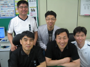 ▲ 국제 인터넷 도박사이트 사건을 해결하는 등 주목받는 형사활동을 하고 있는 칠곡경찰서 지역형사팀. 앞줄 가운데가 최창곤 팀장. 최 팀장 뒤편이 김덕규 형사.