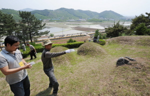 ▲ 25일 오후 풍수지리 연구가 장삼수(71)씨가 명당자리로 알려진 노무현 전 대통령 신친 묘소 주변을 살펴보고 있다. 김태형기자 thkim21@msnet.co.kr