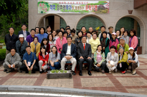 ▲ 소설 객주의 작가 김주영씨가 24일 독자들과 함께 소설의 무대인 청송을 찾았다. 김경돈기자