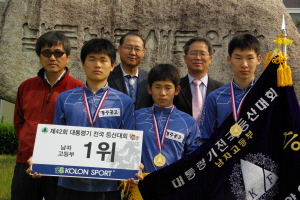 ▲ 23, 24일 열린 대통령기 전국등산대회에서 2연패를 달성한 경주공고. 뒷줄 왼쪽부터 시계방향으로 황정식 교사, 변남석 교장, 조철호 교감, 지우철, 김원준. 이상구 선수. 경주공고 제공