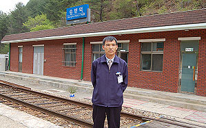 ▲ 승부역 지킴이 최영일씨, 그는 돌과 나무, 물과 꽃을 닮았다.