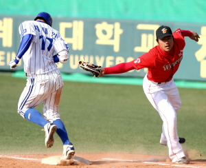 ▲ 31일 대구시민야구장에서 열린 프로야구 경기에서 삼성 라이온즈의 채태인이 8회말 2사 2, 3루 때 내야 땅볼을 친 뒤 SK 와이번스의 3루수 모창민이 악송구한 틈을 타 1루에서 세이프되고 있다. 삼성 라이온즈 제공