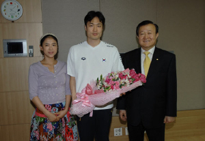 ▲ 박보생(오른쪽) 김천시장은 최근 김천으로 이사온 수영 국가대표 이종희(가운데) 다이빙팀 전임코치의 집을 방문, 축하 인사를 했다. 김천시 제공