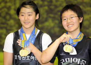 ▲ 소년체전에서 금메달 2개씩을 따낸 포항 환호여중의 김다혜(왼쪽)와 구미여중의 권유리가 밝게 웃고 있다. 이채근기자 mincho@msnet.co.kr