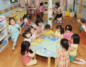 ▲ 3일 오후 대구 동산의료원 직장 보육시설인 동산어린이집에서 교사와 어린이들이 테이블에 둘러앉아 점토놀이를 하고 있다. 성일권기자 sungig@msnet.co.kr