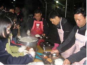 ▲ 대구역 노숙자 무료급식 활동을 펴고 있는 토지공사 대구경북지역본부 드리미 봉사단.