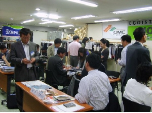 ▲ 대구섬유마케팅센터(DMC)는 패션1번가인 서울 청담동에서 국내 유일의 내수소재 전문 전시회를 연다. DMC 소속 회원사들이 주요 어패럴 메이커들과 상담하고 있는 모습. 지역 원단업체들은 전시회가 열리면 이렇게 개별업체를 찾아가지 않아도 되는 잇점이 있다. DMC 제공