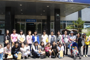 ▲ 대구 서구 원대동 새마을부녀회 회원들과 서구 결혼이주여성들이 서구청과 보건소 탐방을 하면서 자매의 정을 쌓아가고 있다.