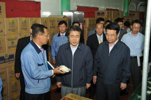 ▲ 장태평 농림수산식품부 장관(앞줄 중간)이 4일 청도 팽이버섯농장인 대흥농산을 방문, 생산현장을 둘러보고 있다.