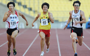 5일 대구스타디움에서 열린 제63회 전국육상경기선수권대회 남자 200m 결승경기서 골인지점을 앞두고 여호수아(성결대),박봉고(경북체고),전덕형(대전시체육회) (왼쪽부터) 3명의 선수가 각축전을 벌이고 있다.여호수아가 간발의 차이로 1위를 차지했다. 이채근기자 mincho@msnet.co.kr