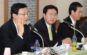 홍석우 중소기업청장과 김기문 중소기업중앙회장, 정태일 중소기업중앙회 대구경북지회장(왼쪽부터) 등 지방중소기업청장과 중소기업중앙회지역회장 등이 5일 오후 대구 성서공단내 한국OSG㈜에서 합동간담회를 열고 있다. 정운철기자 woon@msnet.co.kr