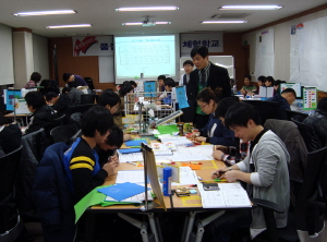 ▲ 영남대 HRD사업단이 개설한 품질고도화를 위한 체험학교에서 중소제조업체 근로자들이 소형키트를 이용한 품질개선교육을 받고 있다. 영남대 제공