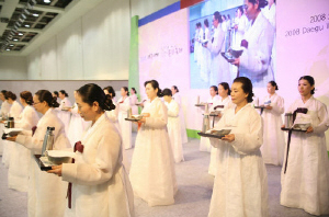 ▲ 우리 차의 우수성을 알리고 각종 세계 차의 역사를 알 수 있는 대구세계차문화축제가 18일부터 열린다. 사진은 지난해에 열린 차문화축제에 100인이 차를 올리는 장면이다.