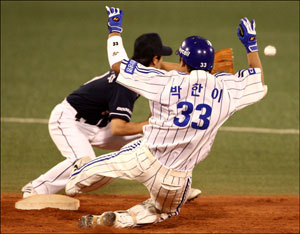 12일 대구시민야구장에서 열린 프로야구 경기에서 삼성 라이온즈의 박한이가 6회말 무사 1루 때 두산 베어스 투수 김선우로부터 좌중간을 가르는 안타를 친 뒤 2루까지 달려 세이프되고 있다. 삼성 라이온즈 제공