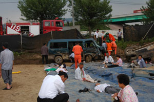 온천욕을 다녀오던 청도읍 신도리 주민들이 119 구급대원들의 구조를 받고 있다. 경산소방서 제공