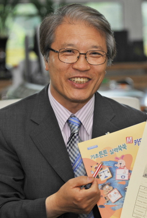 ▲ 영신초교 이재덕 교장은 