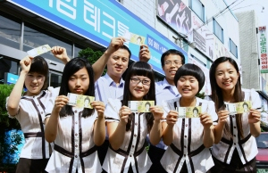 ▲ 국내 최대 기계공구 전문유통기업인 책임테크툴(주) 직원들이 23일 5만원 신권을 받고 활짝 웃고 있다. 책임테크툴 제공