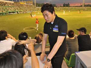 안전요원 김진태(28)씨가 관중들에게 주의사항을 알려주고 있다. 실제 관중석에서 라면을 먹는 것도 안 된다. 이 때문에 관중석 컵라면의 맛을 아는 이들의 원성도 적잖다.