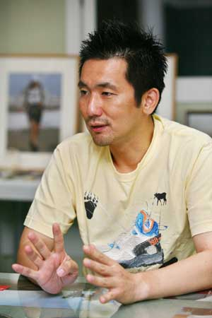 유지성씨가 경기도 일산 마두역 인근 그의 사무실에서 그의 오지 마라톤 인생에 대해 얘기하고 있다.