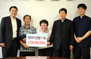 사진=구미시 고아면에 사는 노부부가 아프리카 난민 돕기에 써달라며 1억원을 천주교대구대교구에 기탁했다. 사진은 매일신문 및 가톨릭신문 사장 이창영 신부와 성금을 기탁한 박만복·이현숙씨 부부, 조환길 총대리 주교, 고아성당 이강재 주임신부(왼쪽부터).